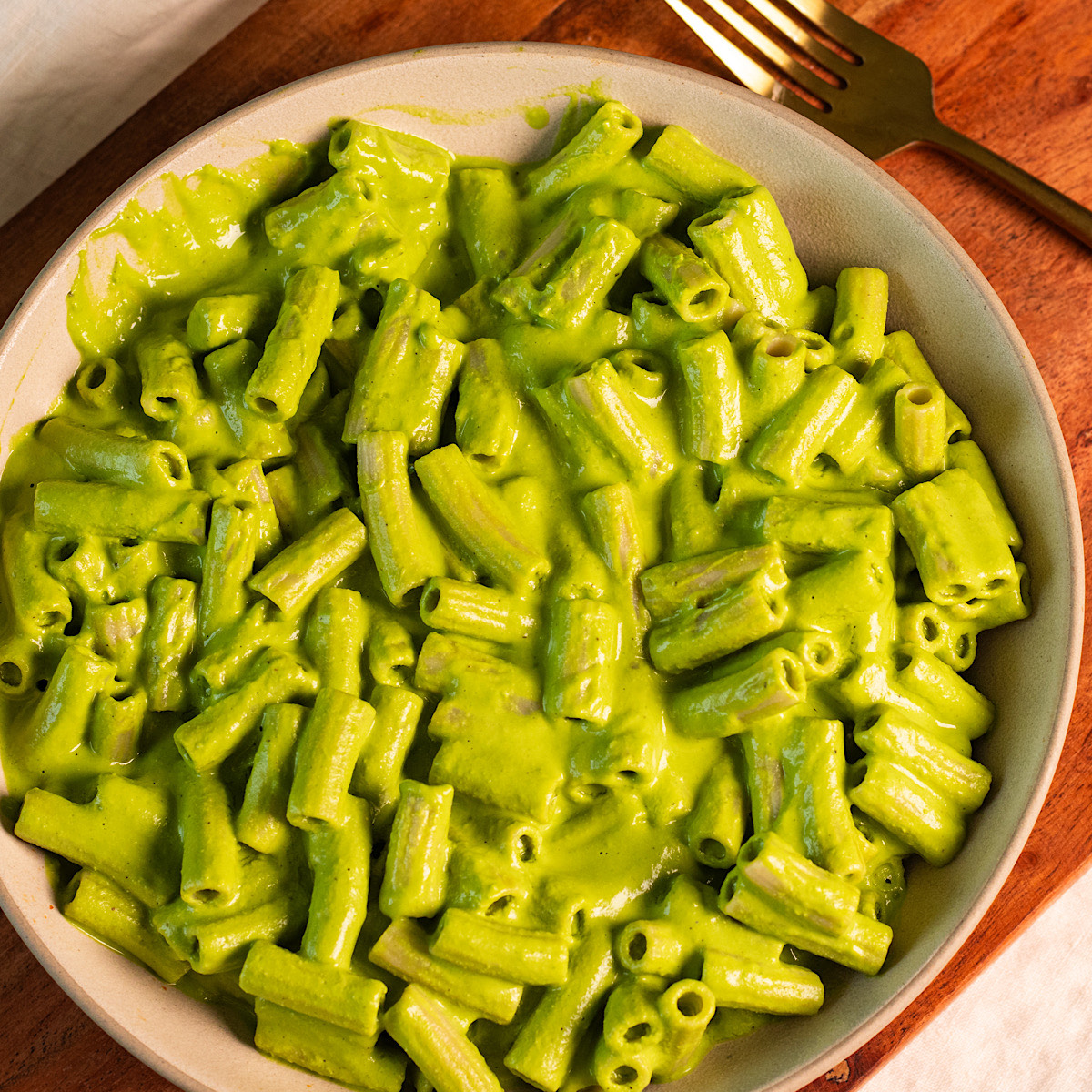 creamy spinach garlic pasta with cashews and spinach