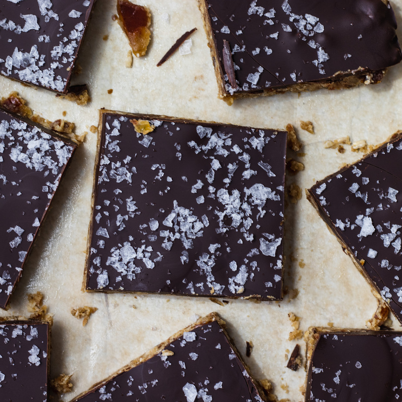 vegan no bake tahini date and oatmeal bars with dark chocolate