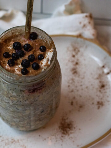 overnight oats with frozen berries and protein powder (vegan)