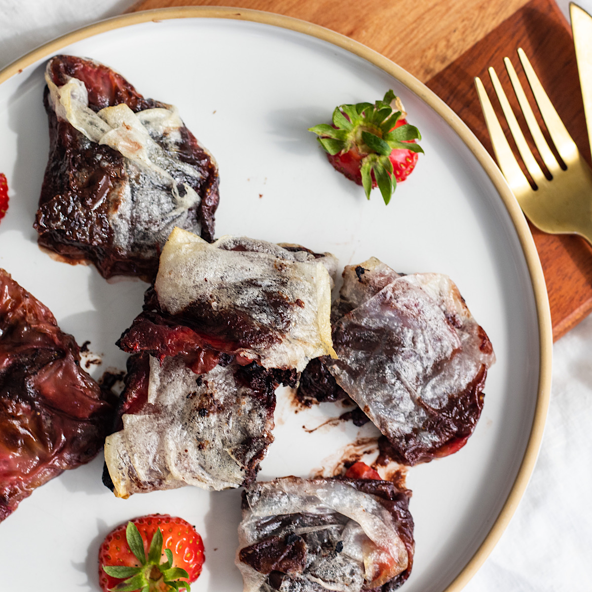 air fryer strawberry chocolate rice paper dumplings