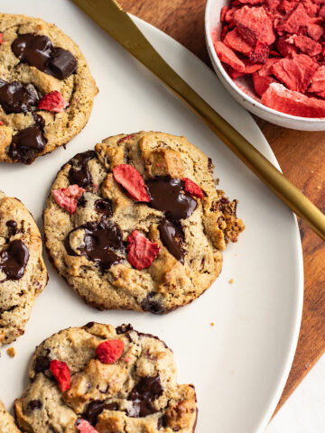 vegan strawberry chocolate chip cookies